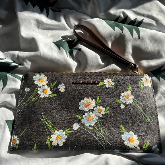 Michael Kors large clutch daisy print - Picture 1 of 5